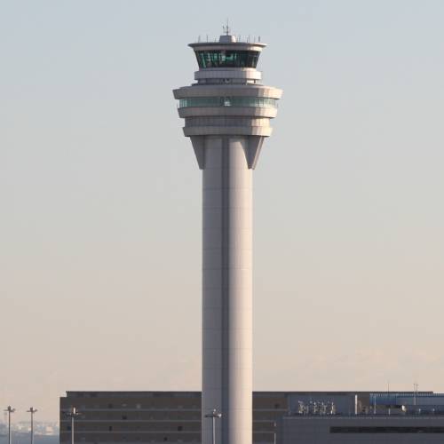 航空機発着場の管制塔レーダー